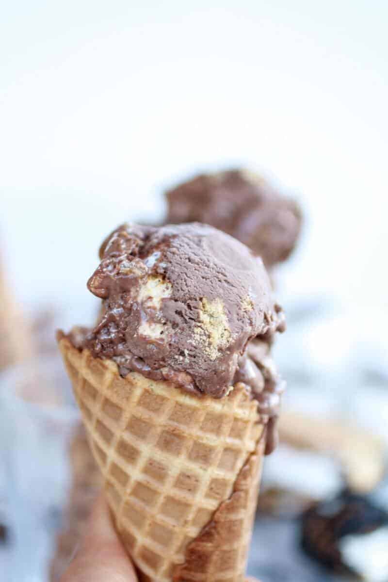 Toasted S'more Chocolate Fudge Ice Cream | https://fett-weg.today/