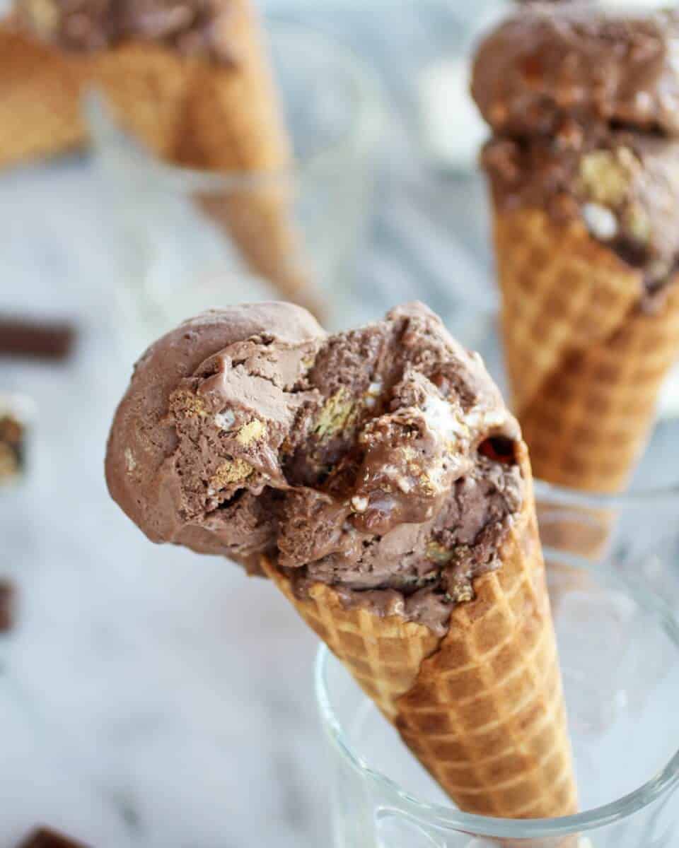 Toasted S'more Chocolate Fudge Ice Cream | https://fett-weg.today/