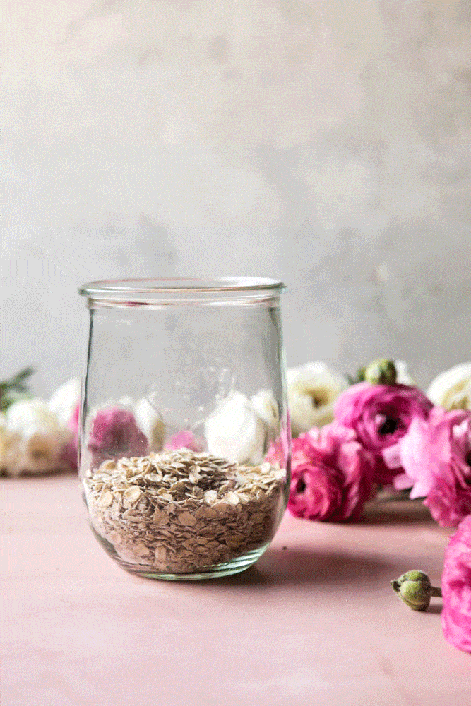 gif of oatmeal chocolate chip cookie jar