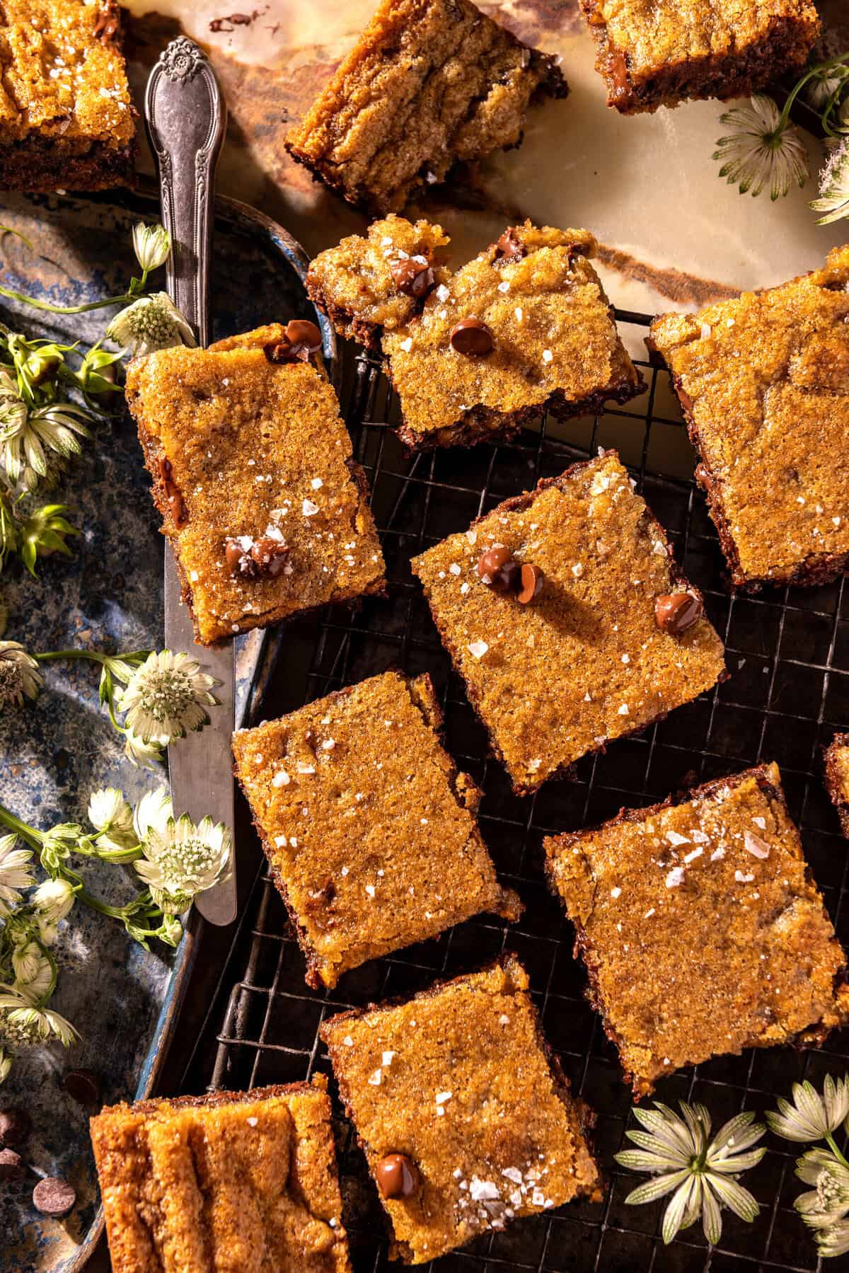 Momโs Chocolate Chip Cookie Dough Bars | halfbakedharvest.com
